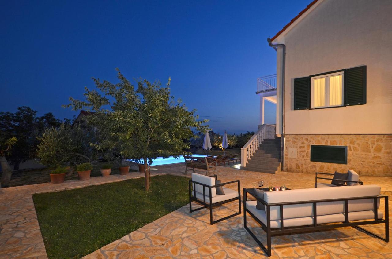 Holiday Home Nevera Каштела Экстерьер фото