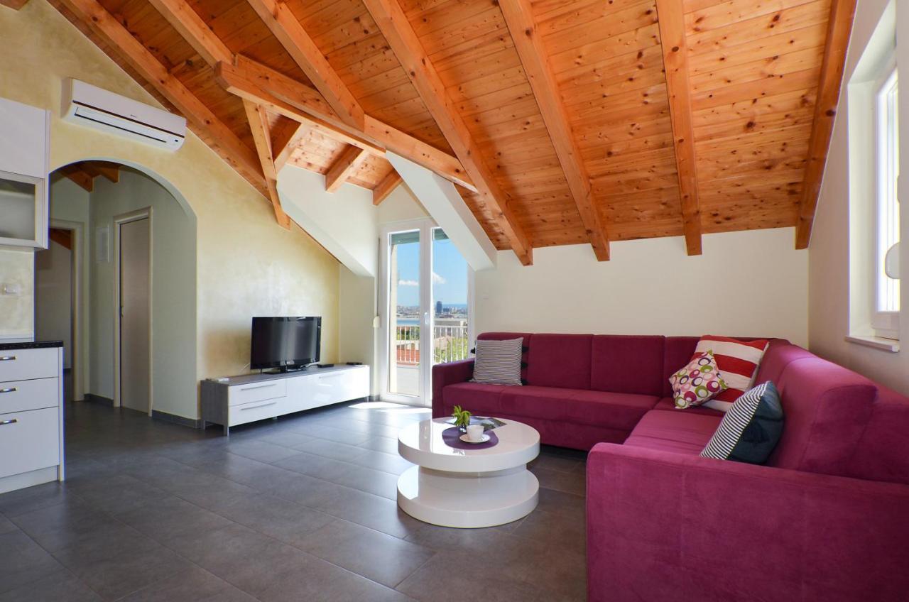 Holiday Home Nevera Каштела Экстерьер фото