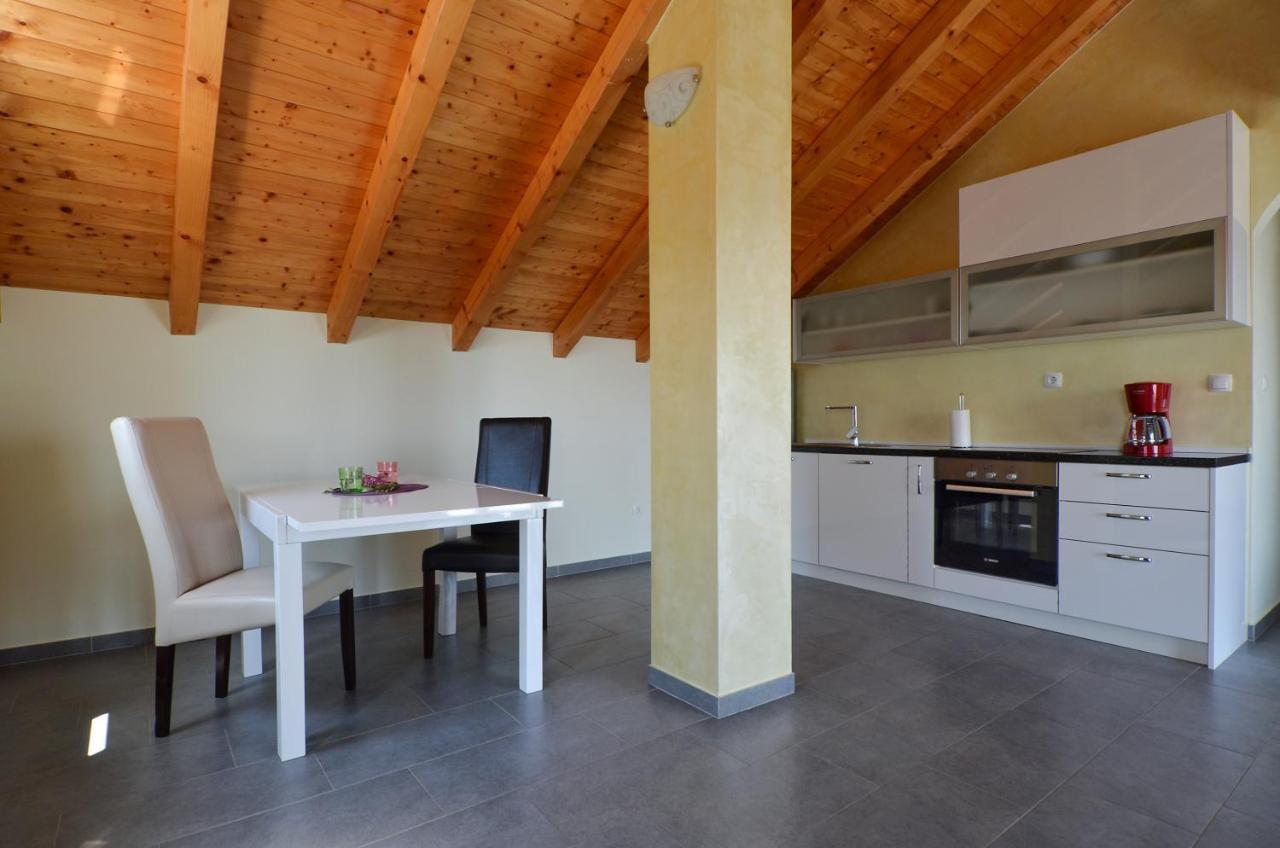 Holiday Home Nevera Каштела Экстерьер фото