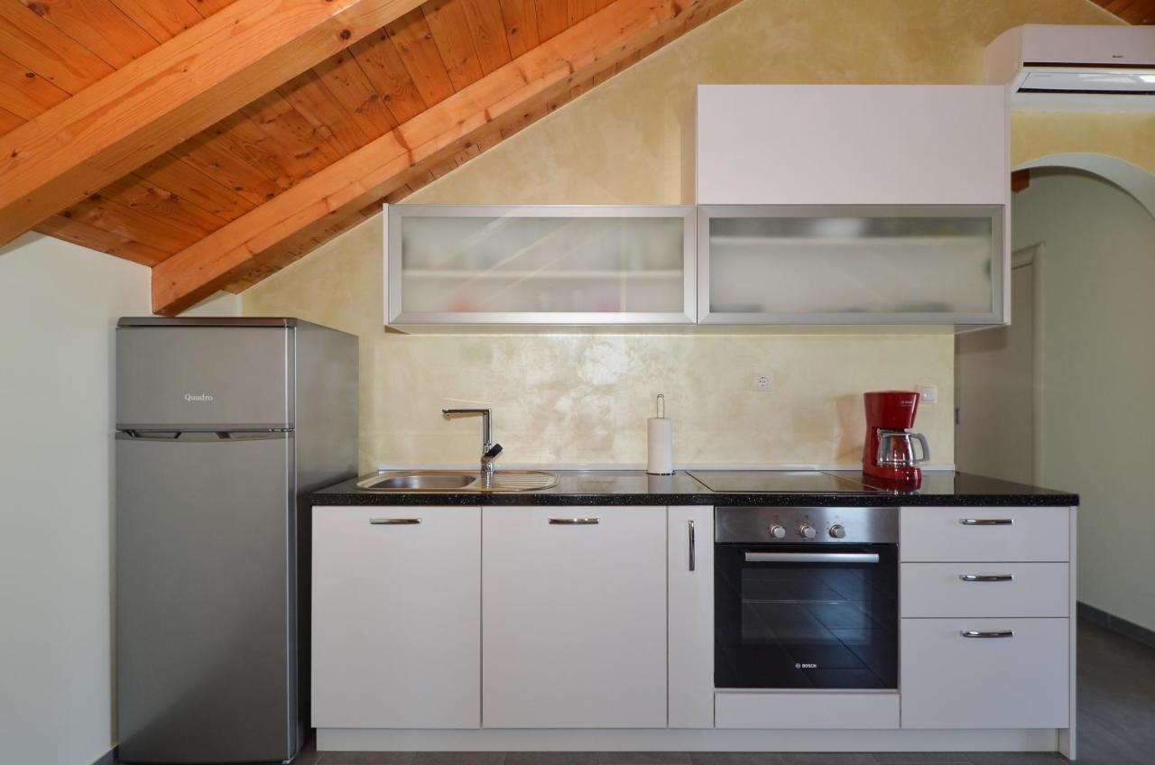 Holiday Home Nevera Каштела Экстерьер фото