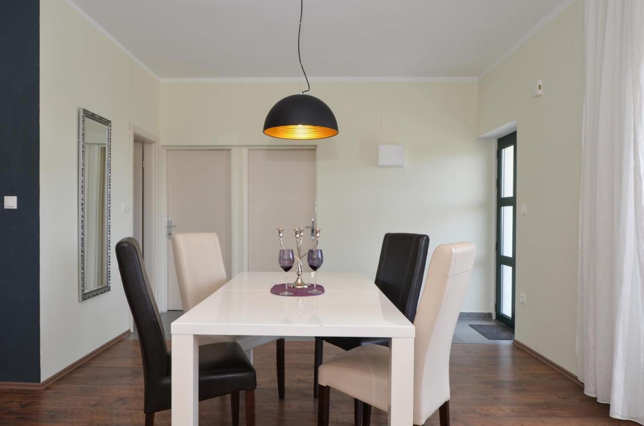 Holiday Home Nevera Каштела Экстерьер фото